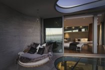 Lit de coussin suspendu sur le patio de la maison de luxe moderne — Photo de stock