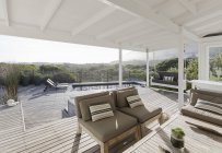 Sunny home showcase luxury patio — Stock Photo