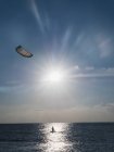 Parasailing on ocean under sunny blue sky — Stock Photo