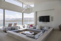 Maison de luxe moderne vitrine salon intérieur avec vue sur l'océan — Photo de stock