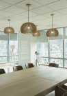Tavolo conferenze e lampade a sospensione nella moderna sala conferenze — Foto stock