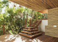 Escaliers et terrasse en bois — Photo de stock