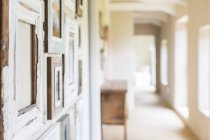 Cornici da parete decorative in corridoio rustico — Foto stock