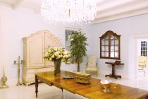 Chandelier and table in luxury foyer — Stock Photo