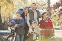 Retrato família sorridente com bicicletas ao ar livre — Fotografia de Stock