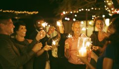 Freunde spielen auf Party mit Wunderkerzen — Stockfoto