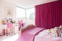 Rosa Mädchenschlafzimmer tagsüber drinnen — Stockfoto