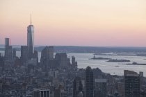 New York City skyline at dawn, New York, Estados Unidos — Fotografia de Stock