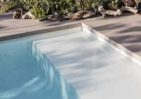 Солнечные размышления над бассейном — стоковое фото