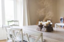Candele sul tavolo da pranzo della casa rustica — Foto stock