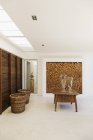 Sotaques de madeira no hall de entrada de luxo dentro de casa — Fotografia de Stock