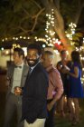 Африканский человек смеется над вечеринкой — стоковое фото