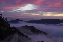 Cielo drammatico e nebbia tra montagne, Spagna — Foto stock