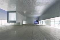 Finestre illuminate di un moderno edificio per uffici — Foto stock