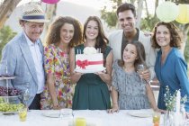 Glückliche kaukasische Familie feiert Geburtstag mit Kuchen — Stockfoto