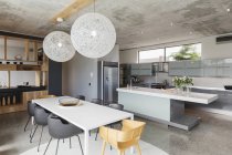 Роскошный интерьер современного дома, столовой и кухни — стоковое фото