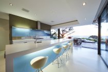 Moderna casa de luxo vitrine cozinha — Fotografia de Stock