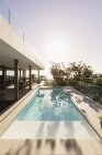 Tranquilo regazo piscina exterior moderno lujo casa escaparate exterior - foto de stock