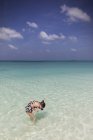 Прыжки с маской в тропическом голубом океане — стоковое фото