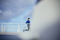 Бегущий мужчина по солнечному мосту — стоковое фото