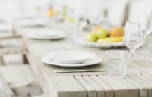 Пустые тарелки и стаканы на столе — стоковое фото