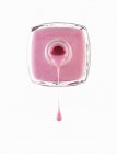 Primer plano de esmalte de uñas rosa goteando de la botella - foto de stock