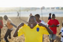 Meninos africanos jogando futebol juntos no campo de sujeira — Fotografia de Stock