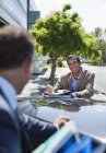 Heureux hommes d'affaires matures parler à la voiture — Photo de stock