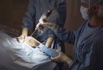 Хірурги на роботі у ветеринарному операційному театрі — стокове фото