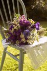 Blumenstrauß im Freien — Stockfoto