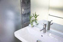 Évier blanc dans salle de bain moderne intérieur — Photo de stock