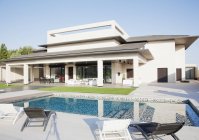 Luxus-Swimmingpool und Haus tagsüber — Stockfoto