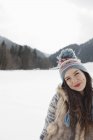 Retrato de mulher sorridente no campo nevado — Fotografia de Stock