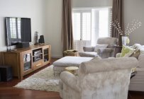 Телевизор и кресла в гостиной — стоковое фото