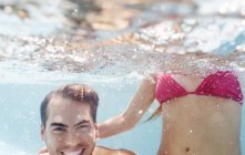 Paar spielt im Schwimmbad — Stockfoto
