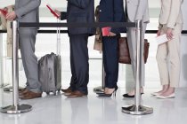 Geschäftsleute stehen am Flughafen Schlange — Stockfoto