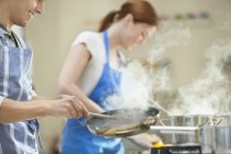 Пара приготовления пищи на кухне — стоковое фото