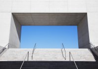 Passos de concreto que levam ao céu azul — Fotografia de Stock