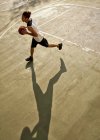 Мужчина играет в баскетбол на площадке — стоковое фото