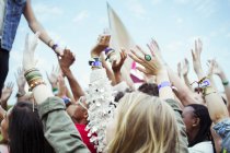 Fãs chegando para apertar as mãos com performer no festival de música — Fotografia de Stock