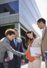 Geschäftsfrau hält schwangeren Kollegen den Bauch — Stockfoto
