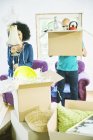 Casal desempacotar caixas em nova casa — Fotografia de Stock