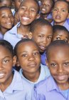 Африканские американские студенты улыбаются вместе — стоковое фото