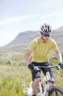 Erwachsener Mountainbiker auf Feldweg unterwegs — Stockfoto
