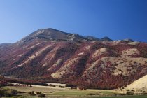 Mountain overlooking rural landscape — Stock Photo