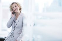 Geschäftsfrau telefoniert in modernem Büro — Stockfoto