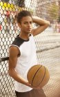 Человек, стоящий на баскетбольной площадке — стоковое фото