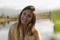 Портрет улыбающейся женщины на берегу озера — стоковое фото