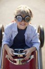 Garçon portant des lunettes dans le chariot de go — Photo de stock