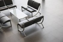 Cadeiras e mesa na área do lobby do escritório — Stock Photo